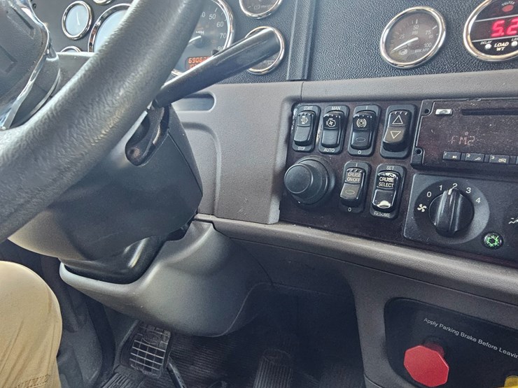 2015-peterbilt-386-image-59