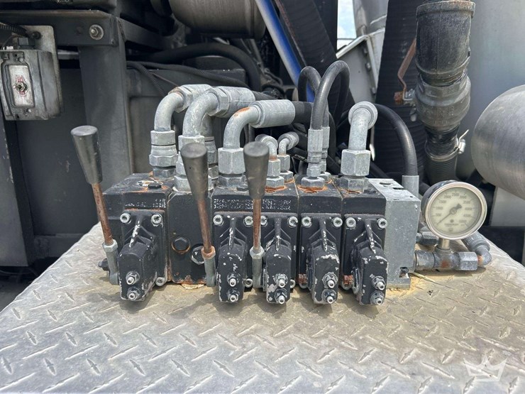 2015-freightliner-114sd-image-34