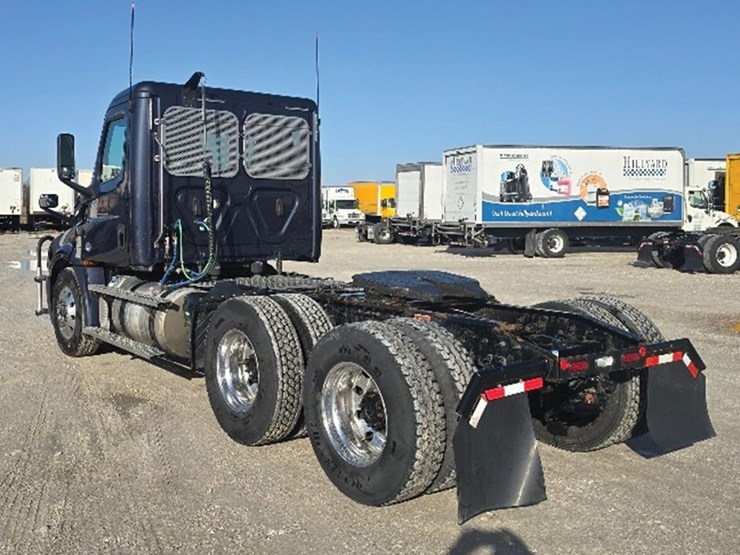 2020-freightliner-cascadia-126-image-2