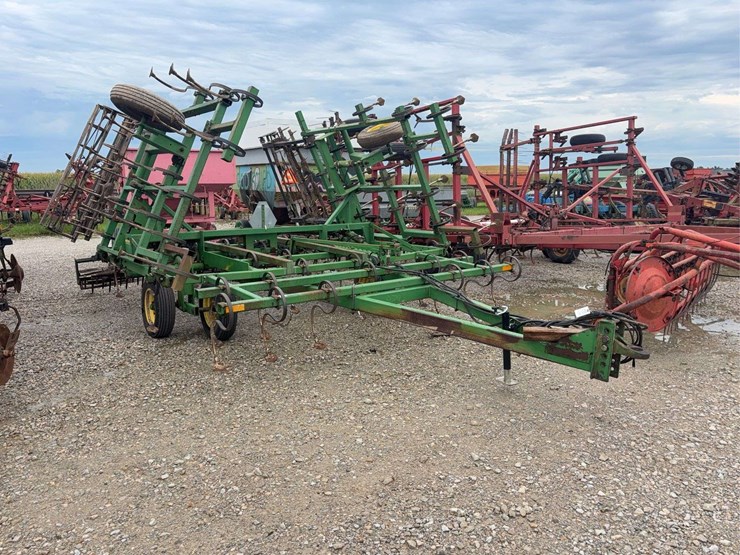2025-john-deere-960-image-1