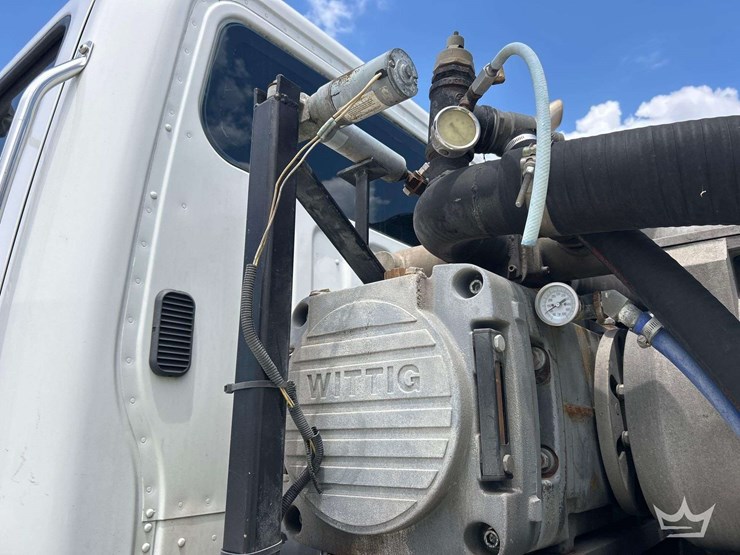 2015-freightliner-114sd-image-36