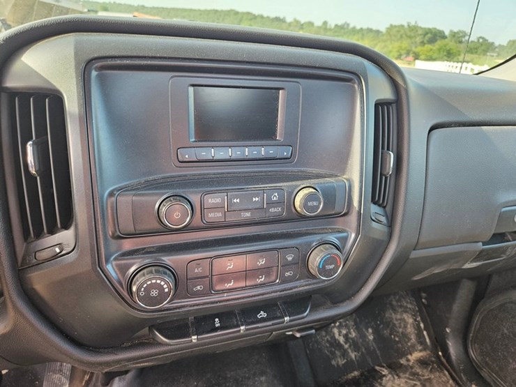 2017-chevrolet-1500-image-30