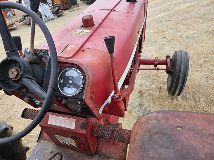 #53-•-interantional-656-farmall-tractor-image-24