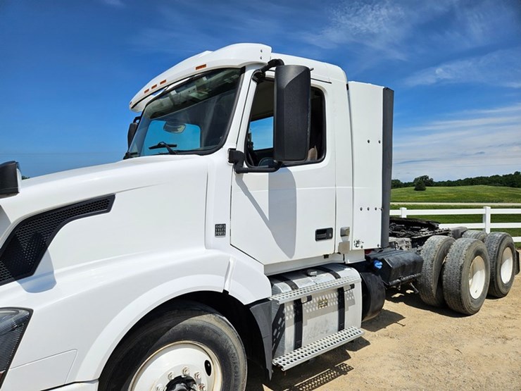 #65-•-2012-volvo-vnl-day-cab-tandem-axle-semi-tractor-image-10