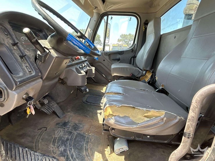 2020-freightliner-m2-106-image-11
