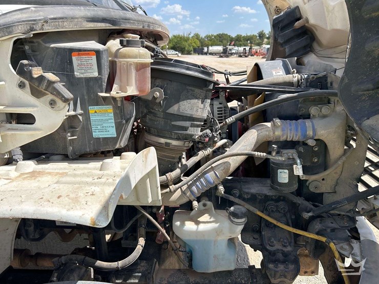 2019-freightliner-m2-106-image-8