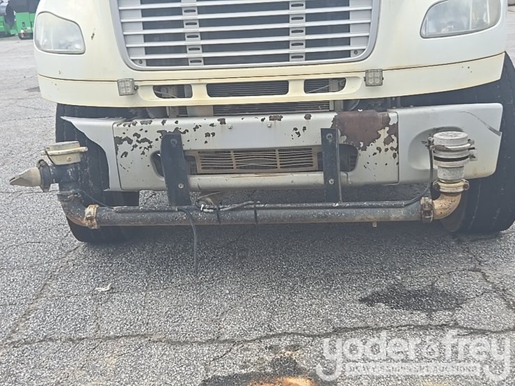 2013-freightliner-m2-106-image-39