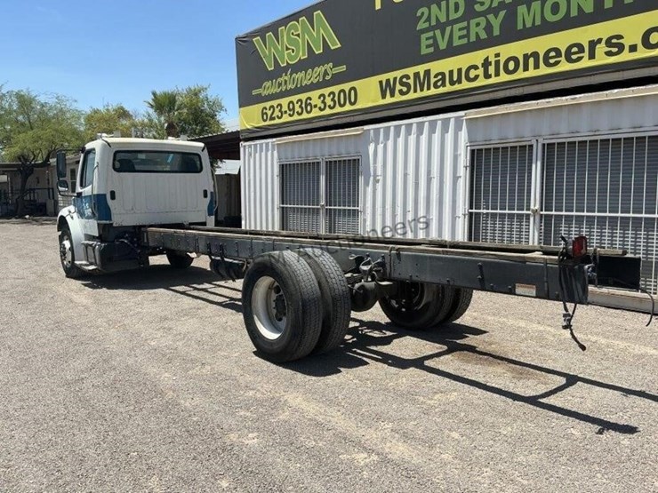 2013-freightliner-m2-106-image-7