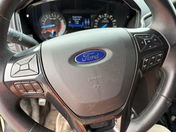 2017-ford-explorer-image-32