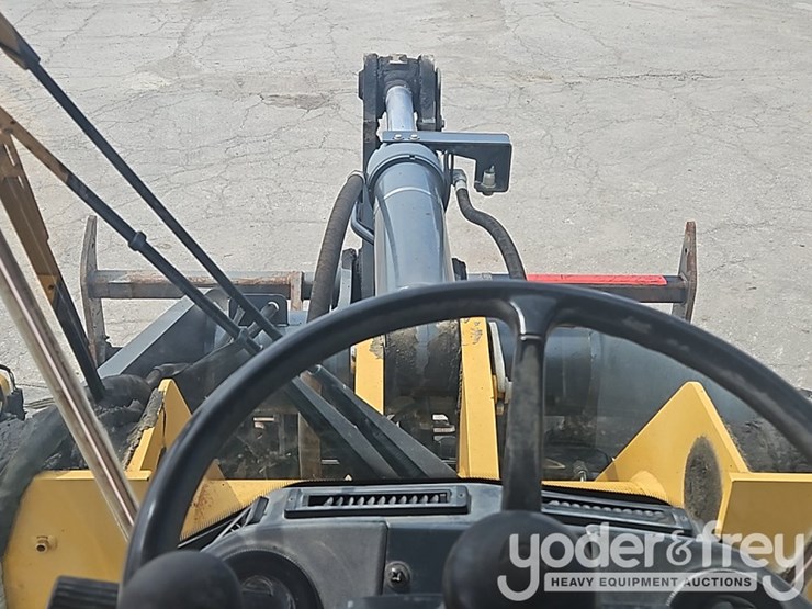 2014-deere-624k-image-39