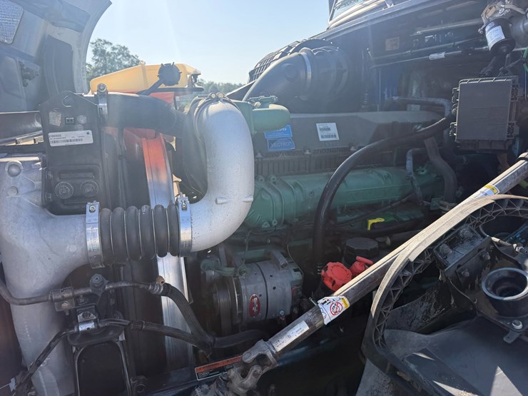 2016-volvo-vnl64t300-image-9