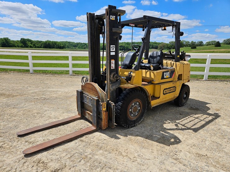 #126-•-cat-gp40k2-single-stage-fork-lift-image-1