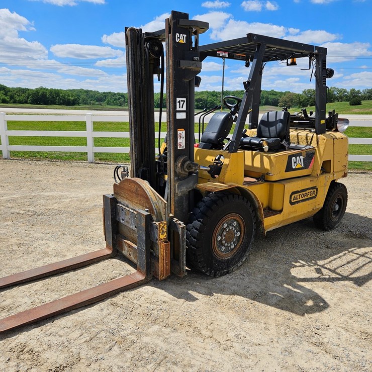 #126 • Cat GP40K2 Single Stage Fork Lift