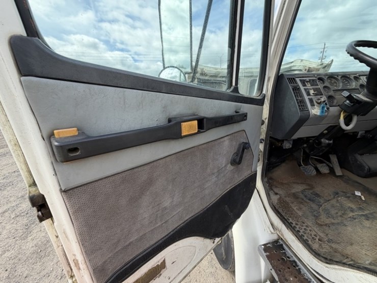 1995-freightliner-fl70-image-29