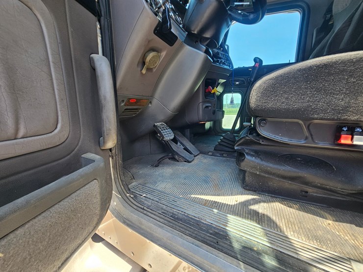 2015-peterbilt-386-image-43