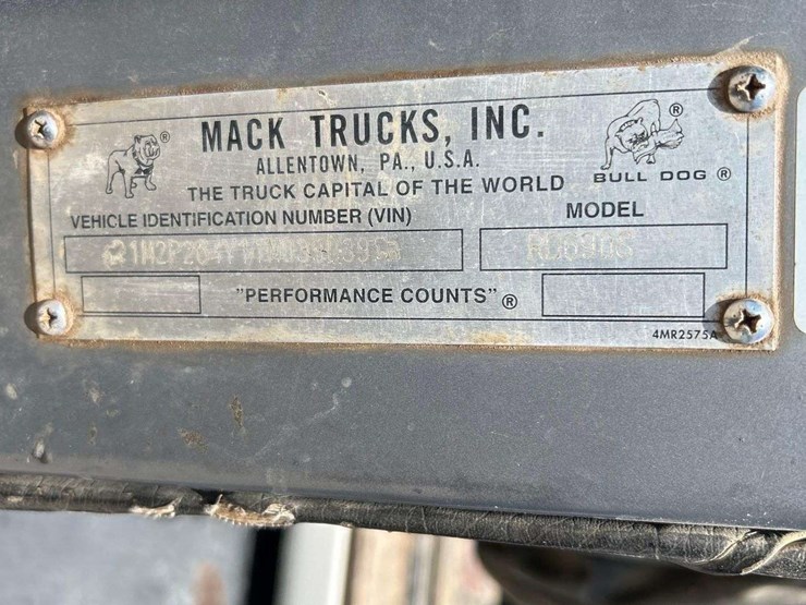 2001-mack-rd690s-image-5
