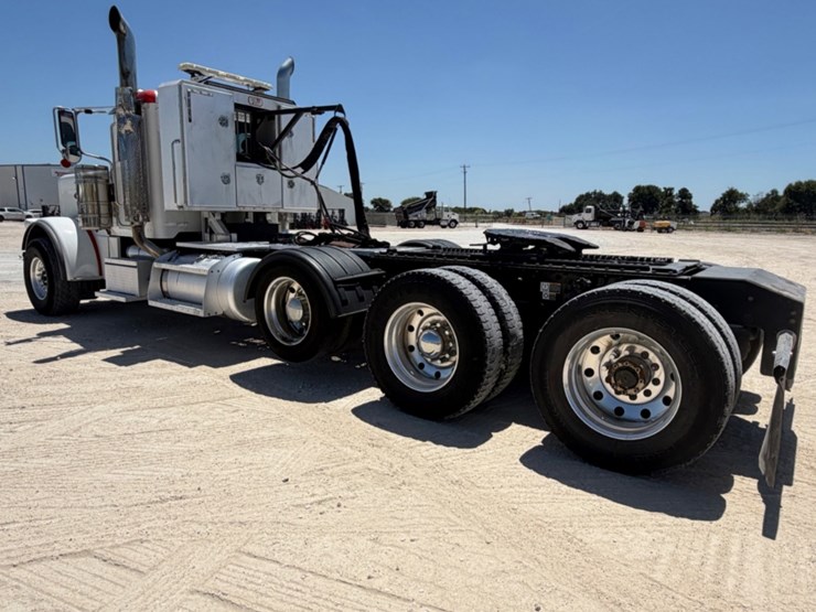 2020-peterbilt-389-image-7
