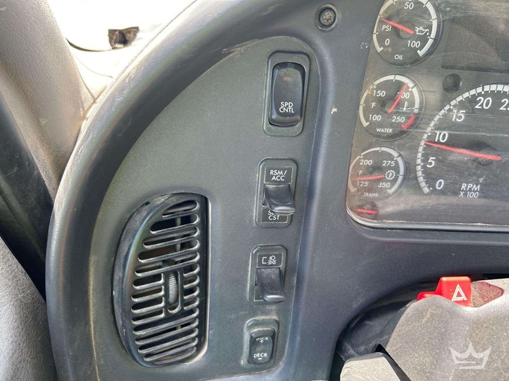 2019-freightliner-m2-106-image-14
