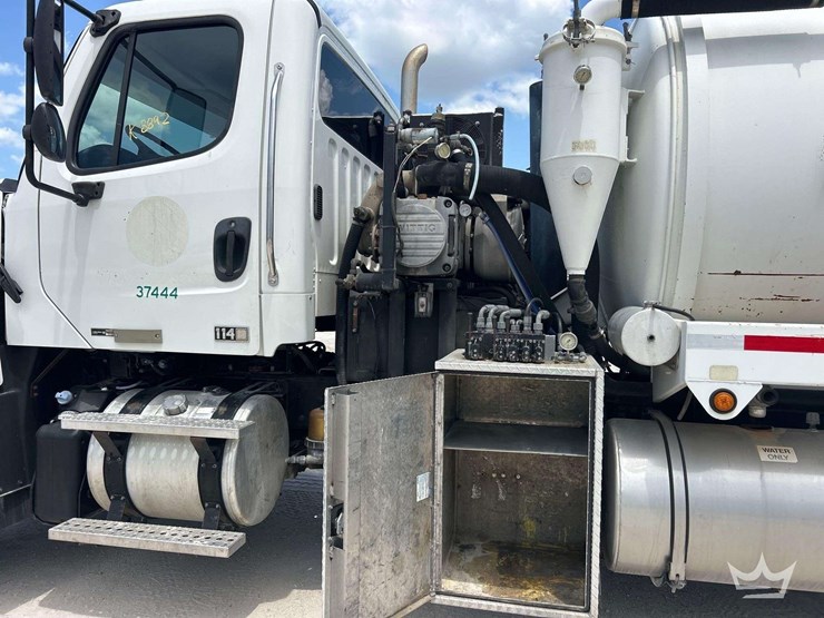 2015-freightliner-114sd-image-33