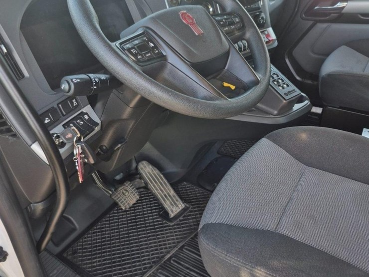 2025-kenworth-t880-image-14
