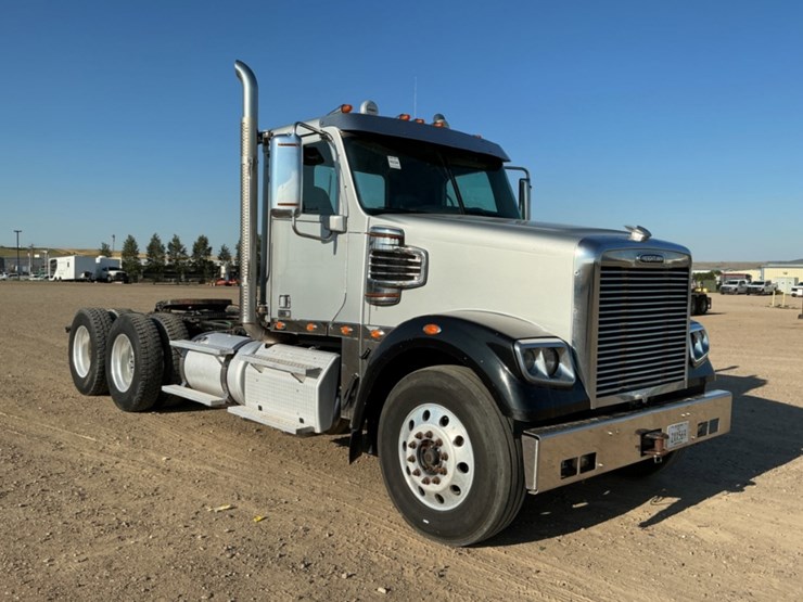 2015-freightliner-coronado-122-sd-image-3