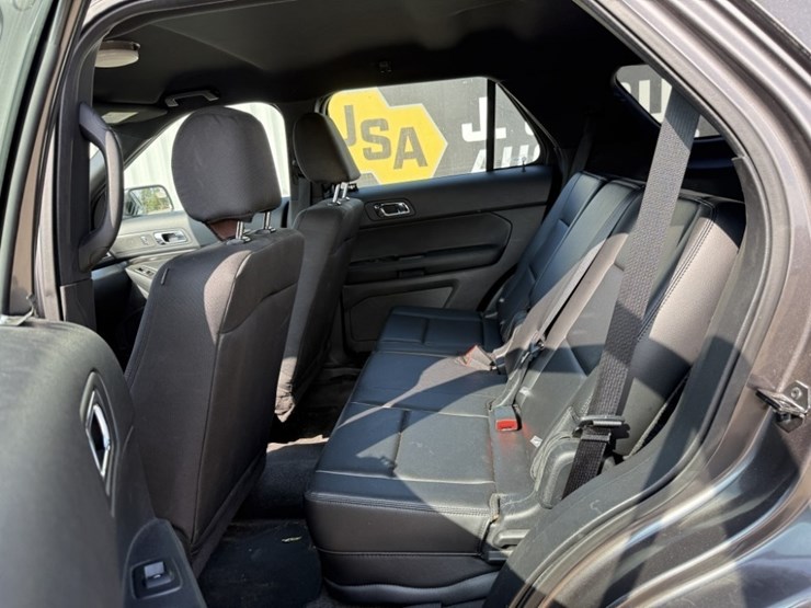 2017-ford-explorer-image-16