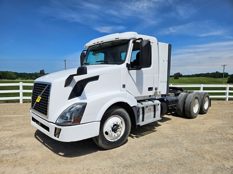 #65-•-2012-volvo-vnl-day-cab-tandem-axle-semi-tractor-image-1