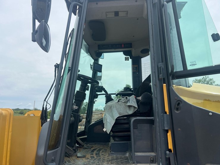 2020-deere-344l-image-39