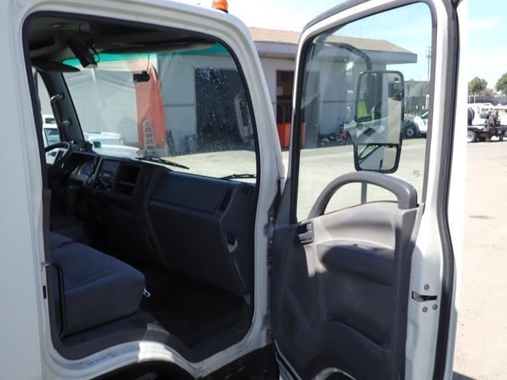 2016-isuzu-npr-image-21
