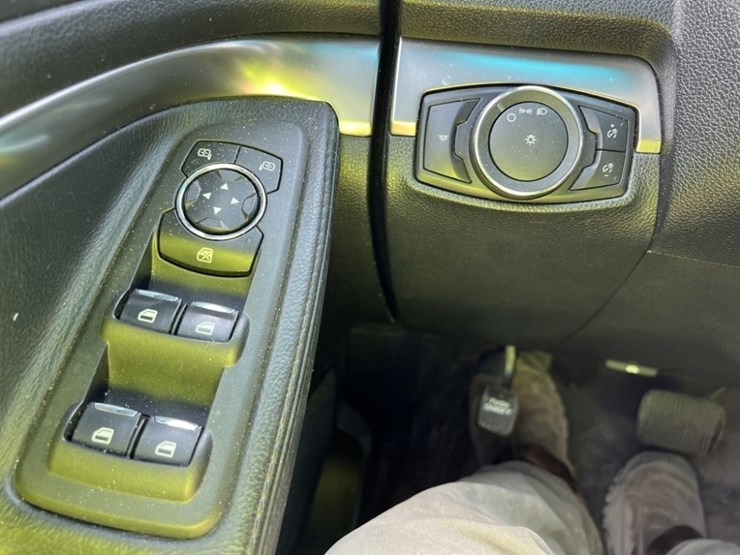 2016-ford-explorer-image-30
