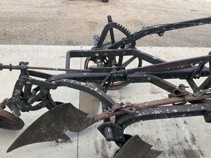 #5303-•-antique-2-bottom-pull-type-moldboard-plow-on-steel-wheels-image-6