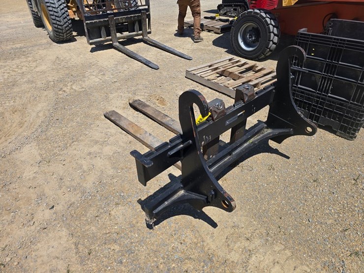#71-•-john-deere-work-site-pro-60"-loader-forks-image-3