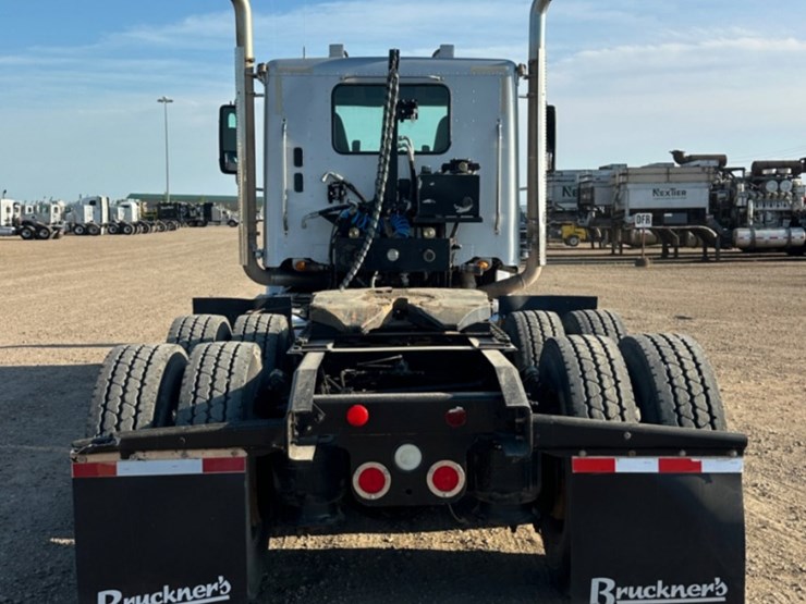 2015-freightliner-coronado-122-sd-image-5