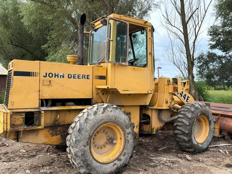 1990-deere-444e-image-4