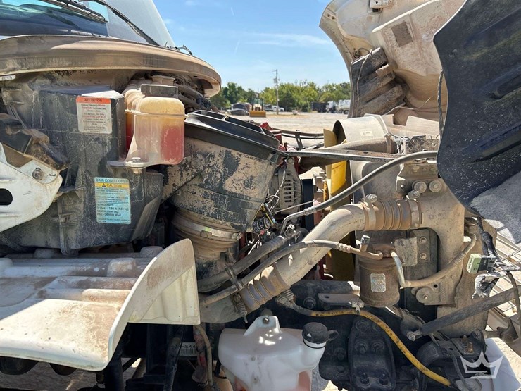 2019-freightliner-m2-106-image-8