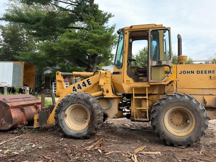 1990-deere-444e-image-55