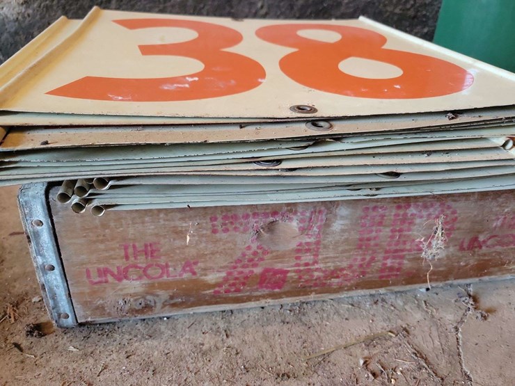 7up-crate-and-fuel-price-signs-image-4