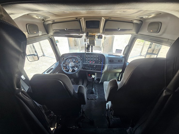 2015-peterbilt-386-image-67
