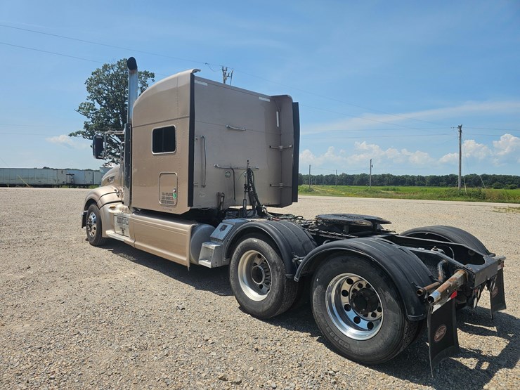 2015-peterbilt-386-image-10