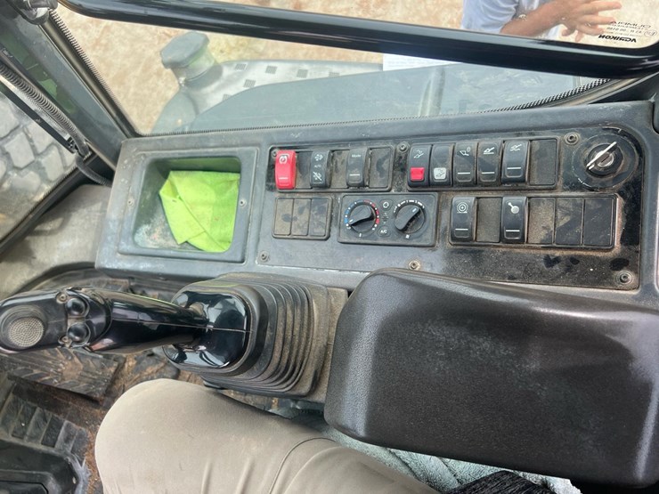 2020-deere-344l-image-44