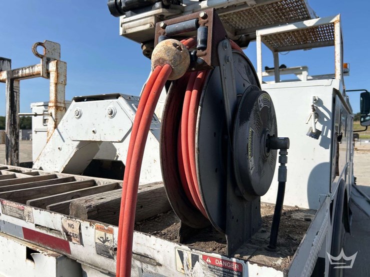 2018-freightliner-m2-106-image-26
