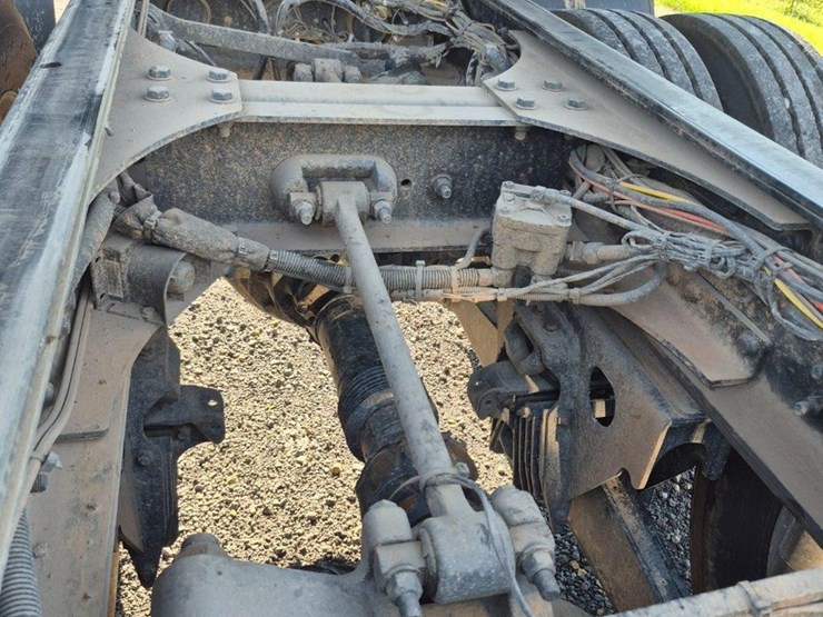 2025-kenworth-t880-image-30