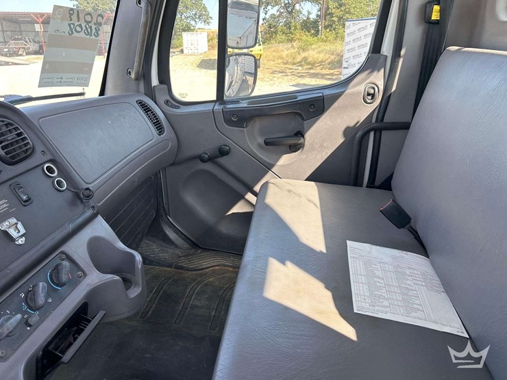 2019-freightliner-m2-106-image-17