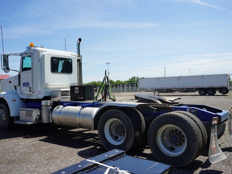 2015-peterbilt-365-t/a-daycab-truck-tractor-image-5