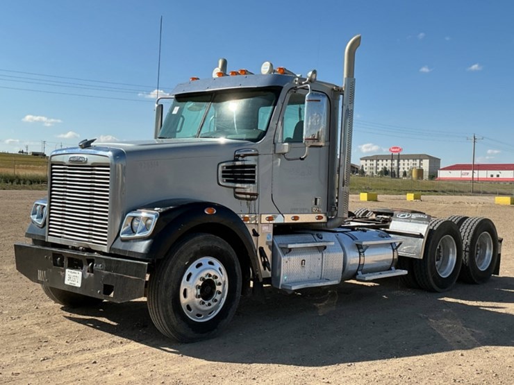 2015-freightliner-coronado-122-sd-image-1