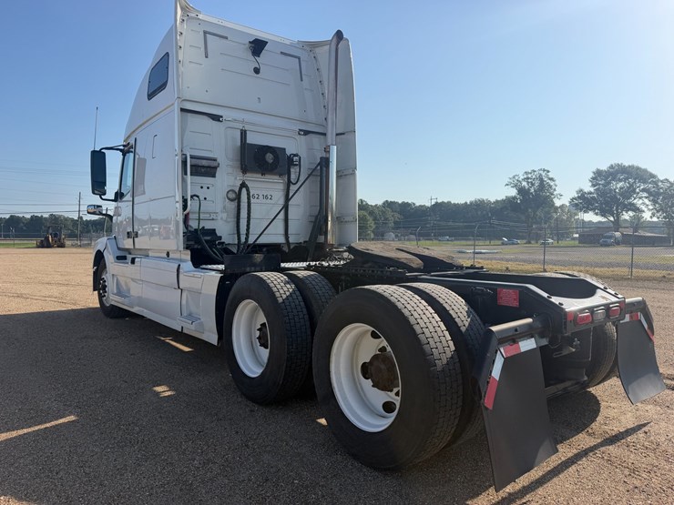 #16234-•-2018-volvo-vnl64t670apu-image-3