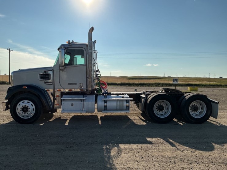 2015-freightliner-coronado-122-sd-image-8