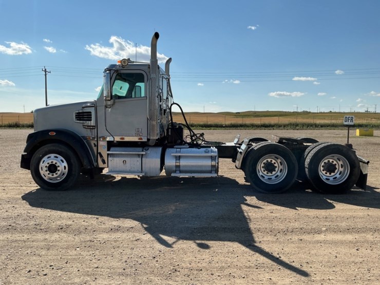 2015-freightliner-coronado-122-sd-image-8