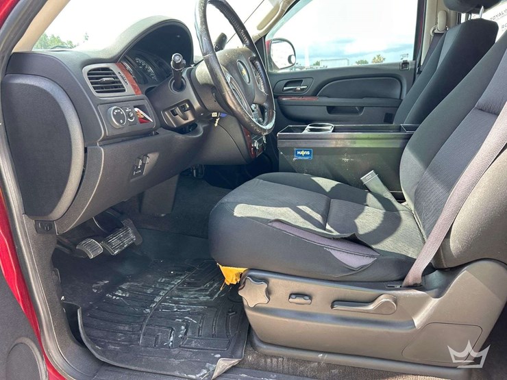 2013-chevrolet-suburban-image-12