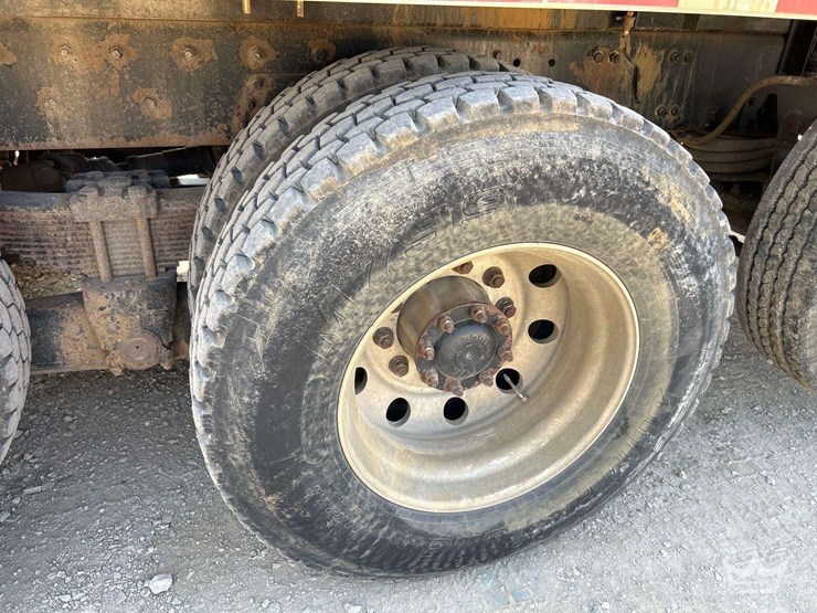 2015-freightliner-114sd-image-40